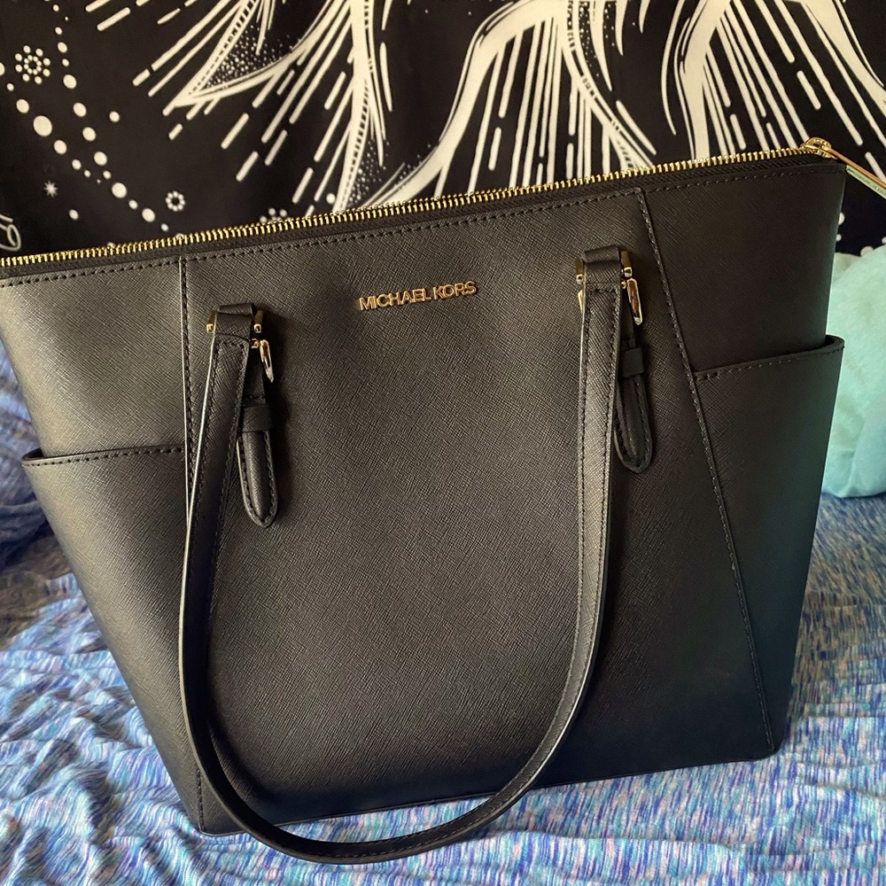 Brand new Michael Kors purse (black). Never used